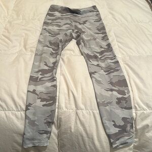 Beyond yoga camo leggings size M